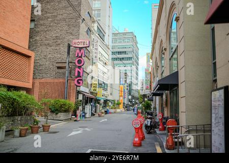 Rue avec un panneau rouge qui dit MONG. Il y a quelques plantes en pot sur le trottoir Banque D'Images