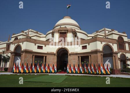 New Delhi, Inde. 25 octobre 2024. (10/25/2024) Hyderabad House est entièrement orné de drapeaux allemands et indiens. Le premier ministre indien Narendra Modi et le chancelier allemand Olaf Sholz se réunissent ici pour signer plusieurs accords à l'issue de leur réunion. (Photo de Sondeep Shankar/Pacific Press/Sipa USA) crédit : Sipa USA/Alamy Live News Banque D'Images