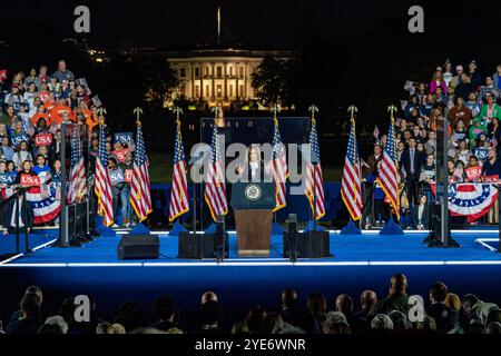 Washington, États-Unis. 29 octobre 2024. La vice-présidente et candidate démocrate à la présidence Kamala Harris prononce le dernier discours majeur de sa campagne une semaine avant le jour des élections dans l'ellipse devant la Maison Blanche à Washington, DC, le mardi 29 octobre 2024. Photo de Bonnie Cash/UPI crédit : UPI/Alamy Live News Banque D'Images