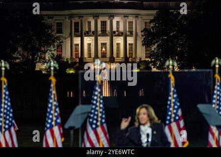 Washington, États-Unis. 29 octobre 2024. La vice-présidente et candidate démocrate à la présidence Kamala Harris prononce le dernier discours majeur de sa campagne une semaine avant le jour des élections dans l'ellipse devant la Maison Blanche à Washington, DC, le mardi 29 octobre 2024. Photo de Bonnie Cash/UPI crédit : UPI/Alamy Live News Banque D'Images