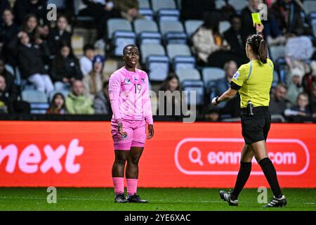 29 octobre 2024 ; Coventry Building Society Arena, Coventry, Angleterre ; Womens International Football Friendly, Angleterre contre Afrique du Sud ; l'arbitre Maria Sole Ferrieri Caputi (ITA) délivre un carton jaune à Kholosa Biyana d'Afrique du Sud Banque D'Images