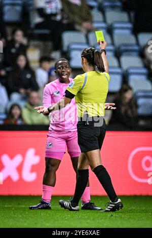 29 octobre 2024 ; Coventry Building Society Arena, Coventry, Angleterre ; Womens International Football Friendly, Angleterre contre Afrique du Sud ; l'arbitre Maria Sole Ferrieri Caputi (ITA) délivre un carton jaune à Kholosa Biyana d'Afrique du Sud Banque D'Images