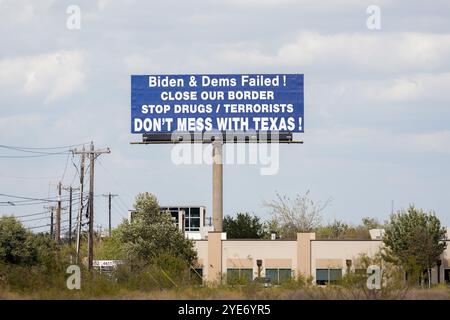 Cedar Park, Texas, États-Unis. 29 octobre 2024. Un panneau d'affichage le long de l'Interstate 35 au nord d'Austin, Texas, affiche un message politique ciblant le président américain Joe Biden et le Parti démocrate le 29 octobre 2024. (Crédit image : © Scott Coleman/ZUMA Press Wire) USAGE ÉDITORIAL SEULEMENT! Non destiné à UN USAGE commercial ! Banque D'Images