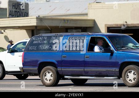 Hutto, Texas, États-Unis. 26 octobre 2024. Les résidents affichent des signes politiques et des slogans alors que le vote anticipé est en cours lors de l'élection présidentielle américaine du 26 octobre 2024, dans la banlieue d'Austin, Texas, États-Unis. (Crédit image : © Scott Coleman/ZUMA Press Wire) USAGE ÉDITORIAL SEULEMENT! Non destiné à UN USAGE commercial ! Banque D'Images