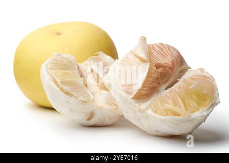 gros plan de pomelo ou de fruit ombragé, plus grand agrume avec chair jaunâtre pâle pamplemousse chinois ou citron de bali isolé fond blanc Banque D'Images