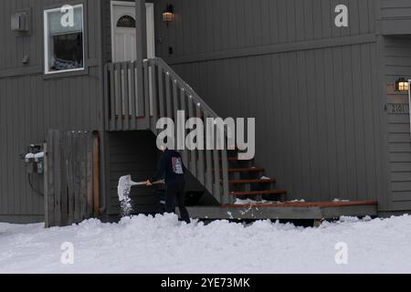 De fortes chutes de neige arrêtent la vie en Alaska, Anchorage recouvert de White Alaska, États-Unis - 29 octobre 2024 la ville d'Anchorage a accueilli l'hiver avec la première chute de neige majeure de la saison. Les chutes de neige de nuit ont fermé les routes principales, tandis que les opérations de déneigement et de salage sont à pleine capacité dans toute la ville. Les écoles sont passées à l’apprentissage à distance en raison des fortes chutes de neige, et la municipalité a lancé une plateforme de surveillance en ligne pour garder un œil sur l’état des routes. Les enfants et les animaux de compagnie aiment jouer dans la neige alors que les résidents d'Anchorage tentent de relever les défis qu'elle apporte. La ville Banque D'Images