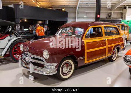 Une voiture familiale Ford Custom Deluxe Country Squire marron 1950, ou « Woodie », exposée à la vente aux enchères Auburn de Worldwide Auctioneers à Auburn, IN, États-Unis. Banque D'Images