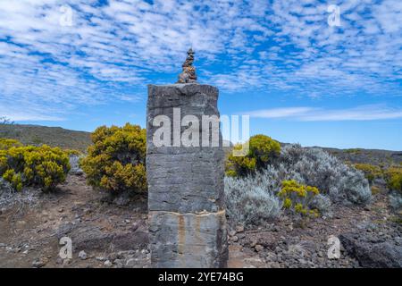 Un petit cairn fait de pierres empilées marque le sentier menant au sommet du Piton de la Fournaise, un volcan actif de la Réunion. Ile de la Réunion Banque D'Images