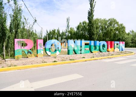 Neuquen, Argentine ; 19 novembre 2023 : signe coloré avec le texte rivière Neuquen Banque D'Images