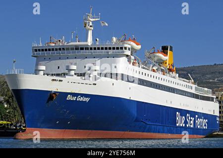 Symbolbild FÅ hre Blue Galaxy der Blue Star Ferries, massiver weiÂß-blauer Rumpf mit groÂßem Schriftzug, oberes Deck mit Rettungsbooten, markanter gelber Schornstein, bereit fÅr Passagier- und Fahrzeugtransport, strahlender Himmel und KÅstenlandschaft im Hintergrund *** image symbolique ferry Blue Galaxy of Blue Star Ferries, coque bleue massive blanche avec de grands lettrages, pont supérieur avec bateaux de sauvetage, saisissant, transport de paysage jaune et fond de passagers et transport, Hans-ciel lumineux, JÅrgenxAmbergx Banque D'Images