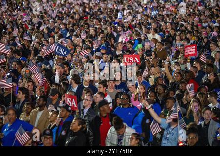 Washington, États-Unis d'Amérique. 29 octobre 2024. Les participants attendent que la vice-présidente des États-Unis Kamala Harris, la candidate du Parti démocrate 2024 à la présidence des États-Unis, présente son argument final aux électeurs de l'Ellipse à Washington, DC, mardi 29 octobre 2024. La vice-présidente a fait ses remarques une semaine avant le jour des élections. Crédit : Daniel Heuer/CNP/Sipa USA crédit : Sipa USA/Alamy Live News Banque D'Images