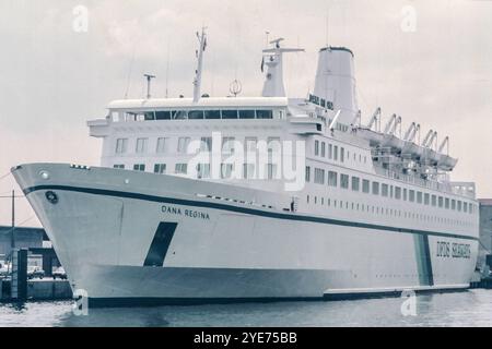 Symbolbild Dana Regina-FÅ hre von DFDS Seaways, weiÂßer Rumpf mit klassischem Design, groÂßes Passagierdeck, prominenter Schornstein, mehrere Rettungsboote an Deck, regelmÅ Âßige FÅ hre fÅr Passagiere und Fahrzeuge, Verbindungen in Nordeuropa, praktisches und funktionales Design, gerÅ umige Fensterreihen, skandinavische AtmosphÅ re Banque D'Images