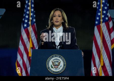 Washington, Vereinigte Staaten. 29 octobre 2024. La vice-présidente des États-Unis Kamala Harris, candidate du Parti démocrate pour la présidence des États-Unis en 2024, présente son argument final aux électeurs de l'Ellipse à Washington, DC, mardi 29 octobre 2024. La vice-présidente a fait ses remarques une semaine avant le jour des élections. Crédit : Daniel Heuer/CNP/dpa/Alamy Live News Banque D'Images