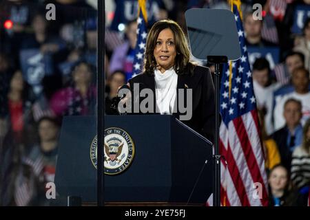 Washington, Vereinigte Staaten. 29 octobre 2024. La vice-présidente des États-Unis Kamala Harris, candidate du Parti démocrate pour la présidence des États-Unis en 2024, présente son argument final aux électeurs de l'Ellipse à Washington, DC, mardi 29 octobre 2024. La vice-présidente a fait ses remarques une semaine avant le jour des élections. Crédit : Daniel Heuer/CNP/dpa/Alamy Live News Banque D'Images