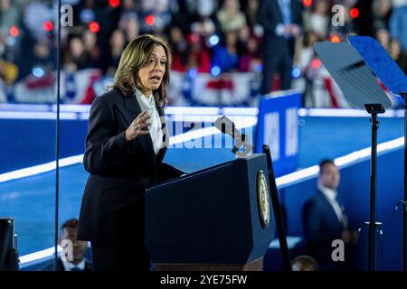 Washington, Vereinigte Staaten. 29 octobre 2024. La vice-présidente des États-Unis Kamala Harris, candidate du Parti démocrate pour la présidence des États-Unis en 2024, présente son argument final aux électeurs de l'Ellipse à Washington, DC, mardi 29 octobre 2024. La vice-présidente a fait ses remarques une semaine avant le jour des élections. Crédit : Daniel Heuer/CNP/dpa/Alamy Live News Banque D'Images