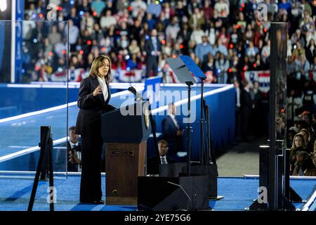 Washington, Vereinigte Staaten. 29 octobre 2024. La vice-présidente des États-Unis Kamala Harris, candidate du Parti démocrate pour la présidence des États-Unis en 2024, présente son argument final aux électeurs de l'Ellipse à Washington, DC, mardi 29 octobre 2024. La vice-présidente a fait ses remarques une semaine avant le jour des élections. Crédit : Daniel Heuer/CNP/dpa/Alamy Live News Banque D'Images