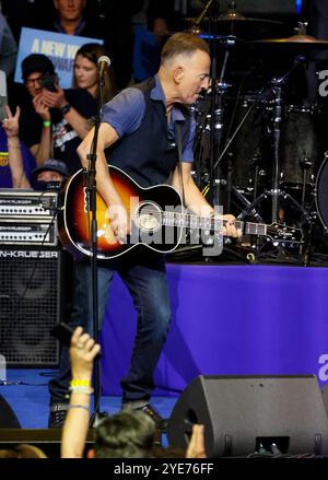 28 octobre 2024, Philadelphie, Pennsylvanie, États-Unis : Bruce Springsteen se produit au When We vote We Win concert Series Rally au Liacouras Center de l'Université Temple à Philadelphie, Pennsylvanie. 28 octobre 2024 (crédit image : © photo image Press via ZUMA Press Wire) USAGE ÉDITORIAL SEULEMENT! Non destiné à UN USAGE commercial ! Banque D'Images