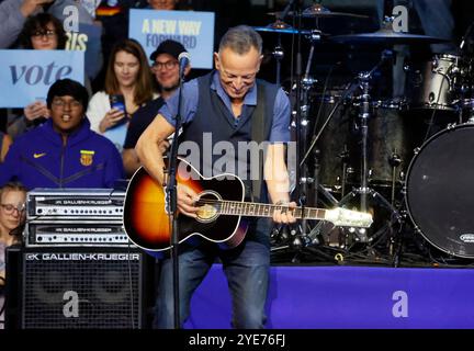 28 octobre 2024, Philadelphie, Pennsylvanie, États-Unis : Bruce Springsteen se produit au When We vote We Win concert Series Rally au Liacouras Center de l'Université Temple à Philadelphie, Pennsylvanie. 28 octobre 2024 (crédit image : © photo image Press via ZUMA Press Wire) USAGE ÉDITORIAL SEULEMENT! Non destiné à UN USAGE commercial ! Banque D'Images