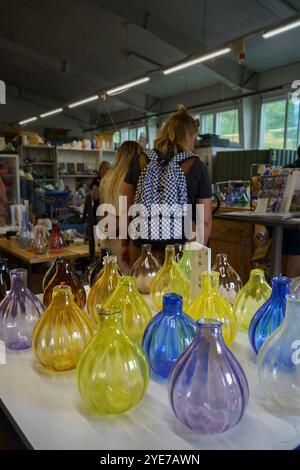 Raasepori, Finlande. 13 juillet 2024 - les visiteurs explorent une vitrine colorée au village de Fiskars Banque D'Images