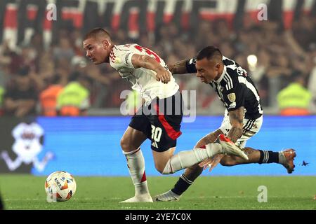 Le milieu de terrain argentin de River plate Franco Mastantuono (l) contrôle le ballon devant l'attaquant Mineiro de l'Atlético, Vargas, lors du match de deuxième manche de la CONMEBOL Copa Libertadores, au stade El Monumental de Buenos Aires, le 29 octobre 2024. Banque D'Images