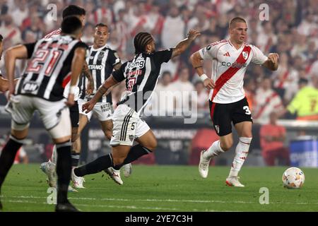 Le milieu argentin de River plate Franco Mastantuono (R) contrôle le ballon suivant l'attaquant Mineiro de l'Atletico Otavio lors de la demi-finale du match de deuxième manche de la CONMEBOL Copa Libertadores, au stade El Monumental de Buenos Aires, le 29 octobre 2024. Banque D'Images