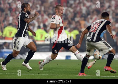 Le milieu argentin de River plate Franco Mastantuono (C) contrôle le ballon entre l'attaquant Mineiro de l'Atlético Otavio (l) et le milieu argentin Fausto Vera lors du match de deuxième manche de la CONMEBOL Copa Libertadores, au stade El Monumental de Buenos Aires, le 29 octobre 2024. Banque D'Images