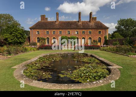 Barrington court House avec étang de nénuphars au premier plan, somerset, Royaume-Uni Banque D'Images