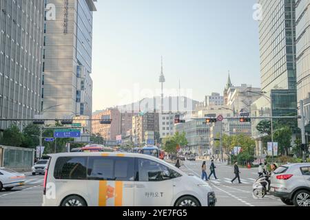 11 octobre 2024. Jongno District, Séoul, paysage de rue matinal marche de la Corée du Sud au centre-ville de ​​Myeong-dong. Banque D'Images