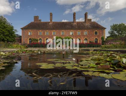 Barrington court House avec étang de nénuphars au premier plan, Somerset, Royaume-Uni Banque D'Images