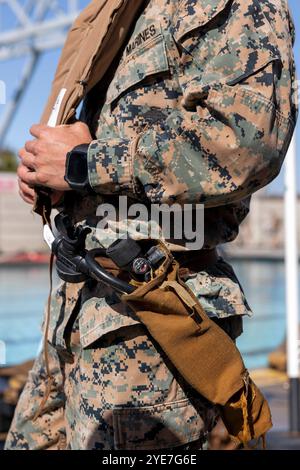 Un Marine des États-Unis avec la 11e Marine Expeditionary Unit, I Marine Expeditionary Force, se prépare à mener une formation d'évacuation sous-marine (UET) sur Marine Co Banque D'Images