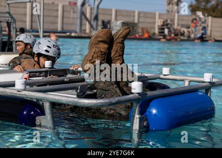 Un Marine américain avec la 11e Marine Expeditionary Unit, I Marine Expeditionary Force, est renversé dans un entraîneur de sortie d'eau peu profonde sur Marine Banque D'Images