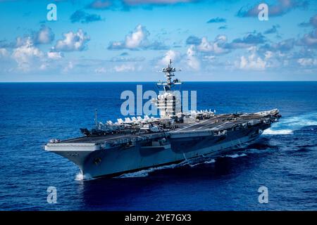 Le premier porte-avions déployé en avant de la 7e flotte américaine USS George Washington (CVN 73) navigue dans l’océan Pacifique occidental pendant Keen Sword 25, O. Banque D'Images