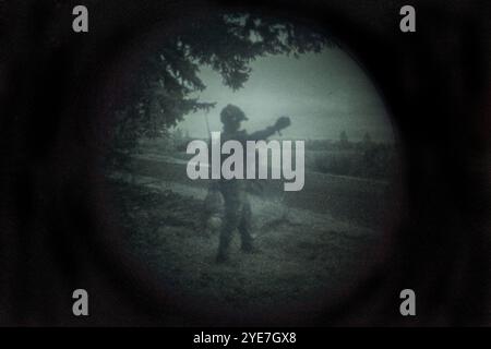 Un Marine américain avec Charlie Company, 1st reconnaissance Battalion, 1st Marine Division, transmet des informations en préparation d'un hélicoptère atterrissant duri Banque D'Images