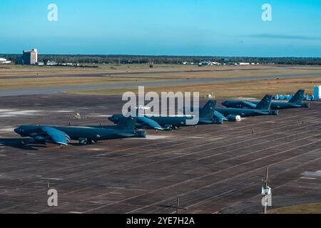 L'équipage affecté au 96th Bomb Squadron de Barksdale Air Force base, La., ainsi que le personnel de l'aéroport international de Chennault, effectuent le post-flig Banque D'Images