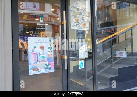 Le matin du 12 octobre 2024, Starbucks situé à Changgyeonggung-ro, Jongno-gu, Séoul, Corée du Sud. Banque D'Images