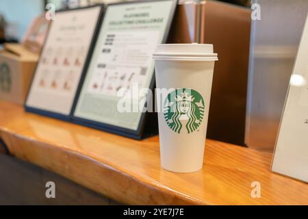 Le matin du 12 octobre 2024, Starbucks situé à Changgyeonggung-ro, Jongno-gu, Séoul, Corée du Sud. Banque D'Images