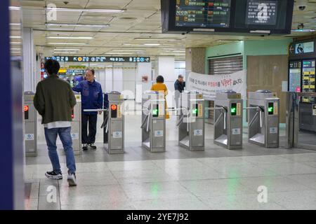 À l'intérieur de la station de métro Jongno 3-GA près de Changgyeonggung-ro, Jongno-gu, Séoul, Corée du Sud, vers midi le 11 octobre 2024. Banque D'Images