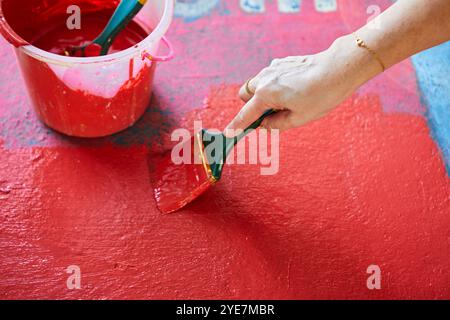 Gros plan de la couleur de peinture à la main sur le terrain de jeu Banque D'Images
