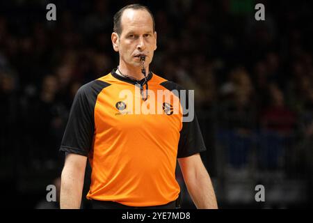 Berlin, Allemagne. 29 octobre 2024. Arbitre Tomislav Hordov vu lors du match de basket-ball de Turkish Airlines EuroLeague entre ALBA Berlin et Paris Basketball à l'Uber Arena de Berlin. Crédit : Gonzales photo/Alamy Live News Banque D'Images