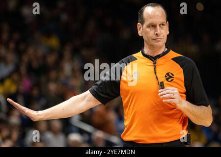 Berlin, Allemagne. 29 octobre 2024. Arbitre Tomislav Hordov vu lors du match de basket-ball de Turkish Airlines EuroLeague entre ALBA Berlin et Paris Basketball à l'Uber Arena de Berlin. Crédit : Gonzales photo/Alamy Live News Banque D'Images