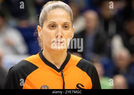 Berlin, Allemagne. 29 octobre 2024. Arbitre Vasiliki Tsaroucha vu lors du match de basket-ball de Turkish Airlines EuroLeague entre ALBA Berlin et Paris Basketball à l'Uber Arena de Berlin. Crédit : Gonzales photo/Alamy Live News Banque D'Images