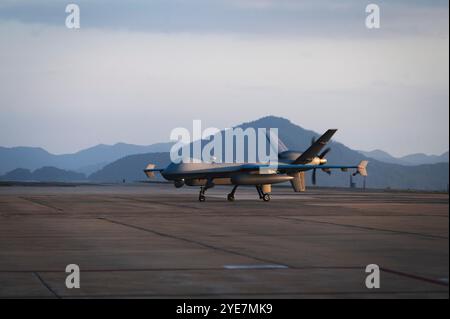 Un MQ-9 Reaper se met en taxi sur la piste après avoir atterri en soutien au Freedom Flag 24-1 à la base aérienne de Kunsan, République de Corée, 23 octobre 2024. Drapeau de liberté 24 Banque D'Images