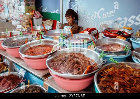 Femme coréenne vendant du kimchi et d'autres cornichons traditionnels sur le marché à Busan, Corée du Sud Banque D'Images