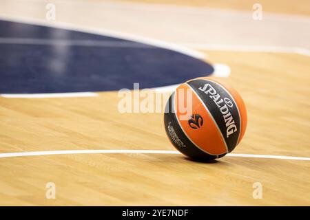 Berlin, Allemagne. 29 octobre 2024. Le ballon de Spalding vu lors du match de basket-ball de Turkish Airlines EuroLeague entre ALBA Berlin et Paris Basketball à l'Uber Arena de Berlin. Crédit : Gonzales photo/Alamy Live News Banque D'Images