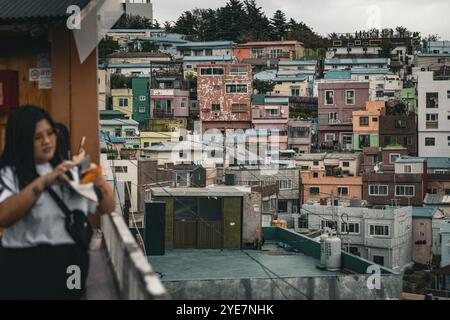 Jeune coréenne prenant des photos dans le village culturel Gamcheon à Busan, Corée du Sud Banque D'Images
