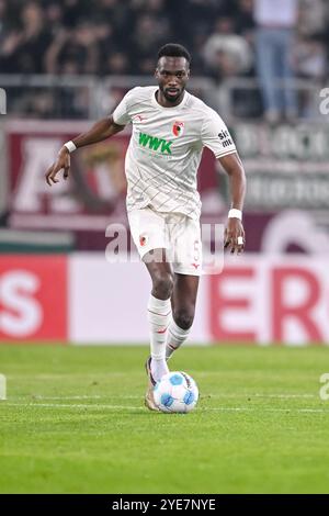 Augsbourg, Allemagne. 29 octobre 2024. Football : DFB Cup, FC Augsburg - FC Schalke 04, 2e tour, WWK-Arena. Chrislain Matsima d'Augsbourg en action. Crédit : Harry Langer/dpa - REMARQUE IMPORTANTE : conformément aux règlements de la DFL German Football League et de la DFB German Football Association, il est interdit d'utiliser ou de faire utiliser des photographies prises dans le stade et/ou du match sous forme d'images séquentielles et/ou de séries de photos de type vidéo./dpa/Alamy Live News Banque D'Images