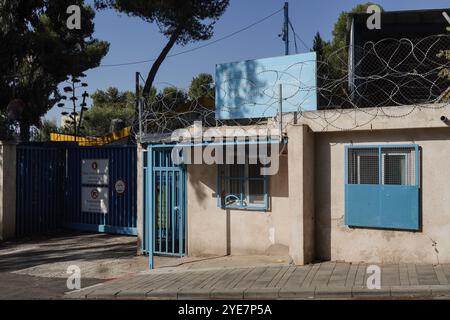 Jérusalem, Israël. 30 octobre 2024. Sur la photo figure le bureau extérieur de l'Office de secours et de travaux des Nations Unies pour les réfugiés de Palestine dans le proche-Orient (UNRWA) en Cisjordanie et à Jérusalem. Le lundi 28 octobre 2024, le parlement israélien a adopté un projet de loi interdisant à l'UNRWA d'opérer en territoire israélien. Le vote rompt les liens avec l’agence des Nations Unies, la prive d’immunités légales et limite sa capacité à soutenir les Palestiniens dans la région. Israël allègue que l'UNRWA a été complice des attaques du Hamas contre Israël le 7 octobre 2023, et que ses membres du personnel ont participé activement à l'attaque Banque D'Images