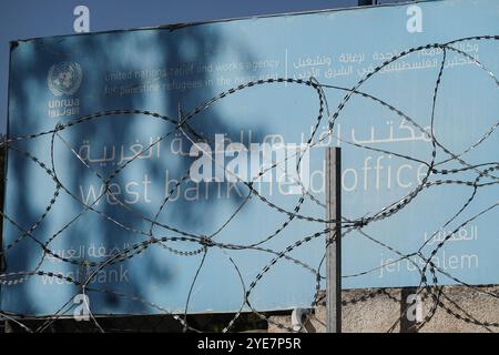 Jérusalem, Israël. 30 octobre 2024. Sur la photo figure le bureau extérieur de l'Office de secours et de travaux des Nations Unies pour les réfugiés de Palestine dans le proche-Orient (UNRWA) en Cisjordanie et à Jérusalem. Le lundi 28 octobre 2024, le parlement israélien a adopté un projet de loi interdisant à l'UNRWA d'opérer en territoire israélien. Le vote rompt les liens avec l’agence des Nations Unies, la prive d’immunités légales et limite sa capacité à soutenir les Palestiniens dans la région. Israël allègue que l'UNRWA a été complice des attaques du Hamas contre Israël le 7 octobre 2023, et que ses membres du personnel ont participé activement à l'attaque Banque D'Images