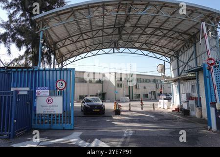 Jérusalem, Israël. 30 octobre 2024. Sur la photo figure le bureau extérieur de l'Office de secours et de travaux des Nations Unies pour les réfugiés de Palestine dans le proche-Orient (UNRWA) en Cisjordanie et à Jérusalem. Le lundi 28 octobre 2024, le parlement israélien a adopté un projet de loi interdisant à l'UNRWA d'opérer en territoire israélien. Le vote rompt les liens avec l’agence des Nations Unies, la prive d’immunités légales et limite sa capacité à soutenir les Palestiniens dans la région. Israël allègue que l'UNRWA a été complice des attaques du Hamas contre Israël le 7 octobre 2023, et que ses membres du personnel ont participé activement à l'attaque Banque D'Images