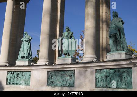 Statues de rois hongrois sur la colonnade du Monument du millénaire, Hosok tere (place des héros), Budapest, Hongrie Banque D'Images